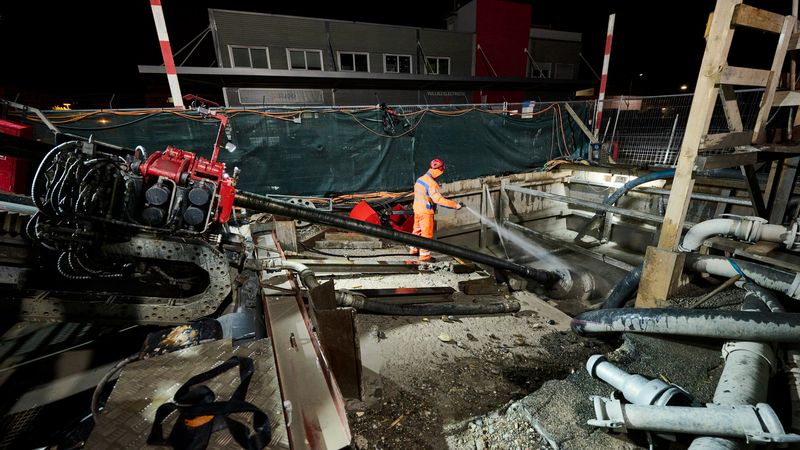 Remise à ciel ouvert de la Drize, PAV, Genève – Secteur Vibert : réalisation du forage dirigé pour la conduite d’adduction Grange-Collomb / Etoile (800 m) qui alimente le secteur mis à ciel ouvert avec l’eau de la Drize – Loris von Siebenthal